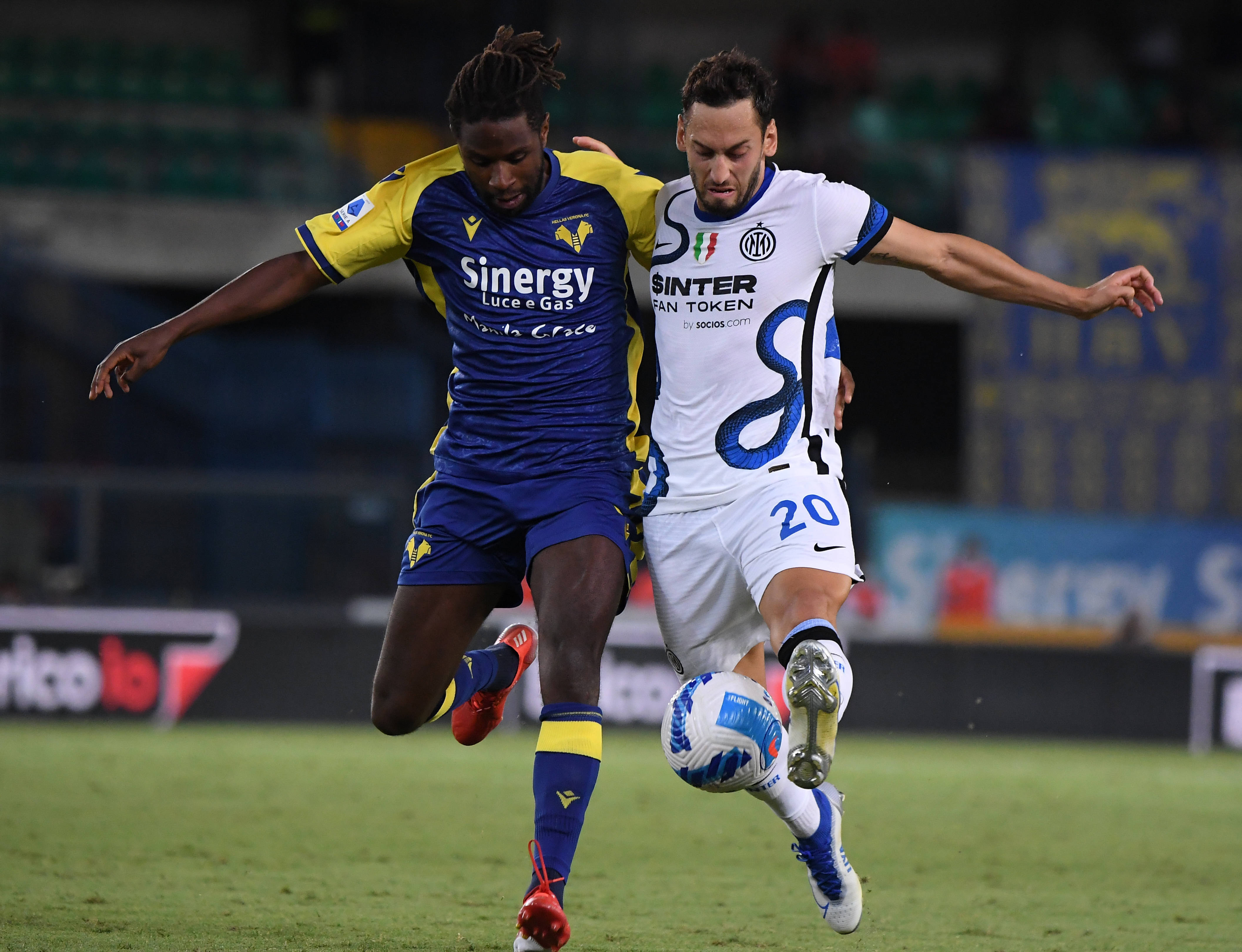 AC米兰客场战平维罗纳，暂居积分榜榜首