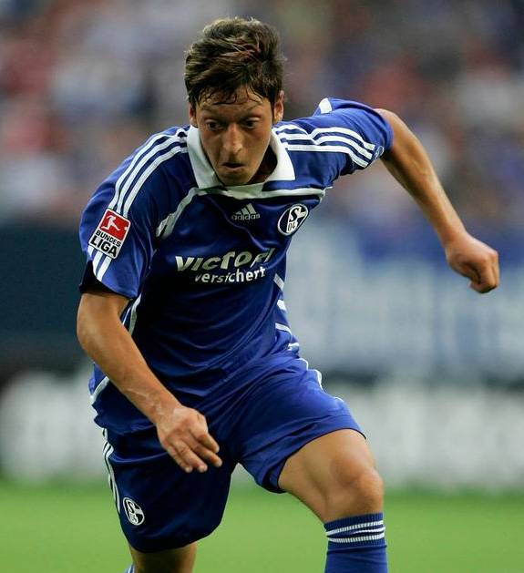 沙尔克04年轻队员迅速成长,成为球队未来希望 沙尔克04年轻队员迅速成长,成为球队未来希望