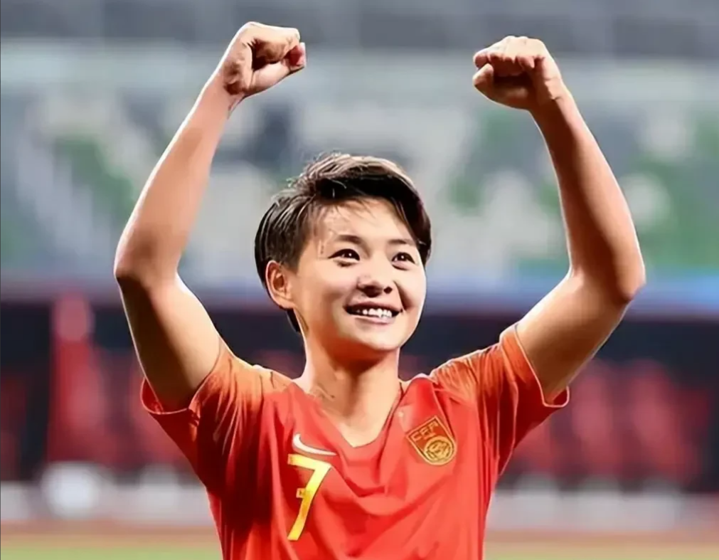 中国女足球员勇攀高峰,争取在国际赛场上一飞冲天 中国女足球员勇攀高峰,争取在国际赛场上一飞冲天