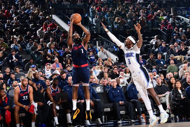 快船击败骑士,取得主场三连胜 快船击败骑士,取得主场三连胜