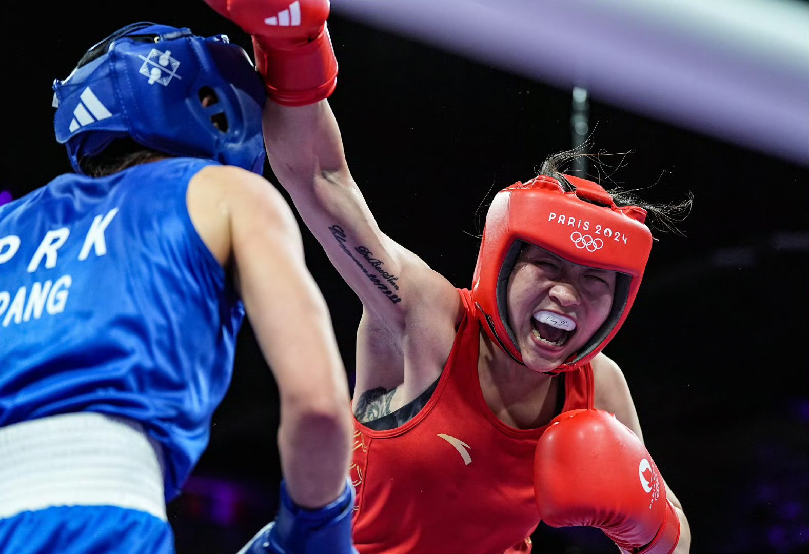 拳击搏斗比赛选手瞬间爆发,击倒对手 拳击搏斗比赛选手瞬间爆发,击倒对手